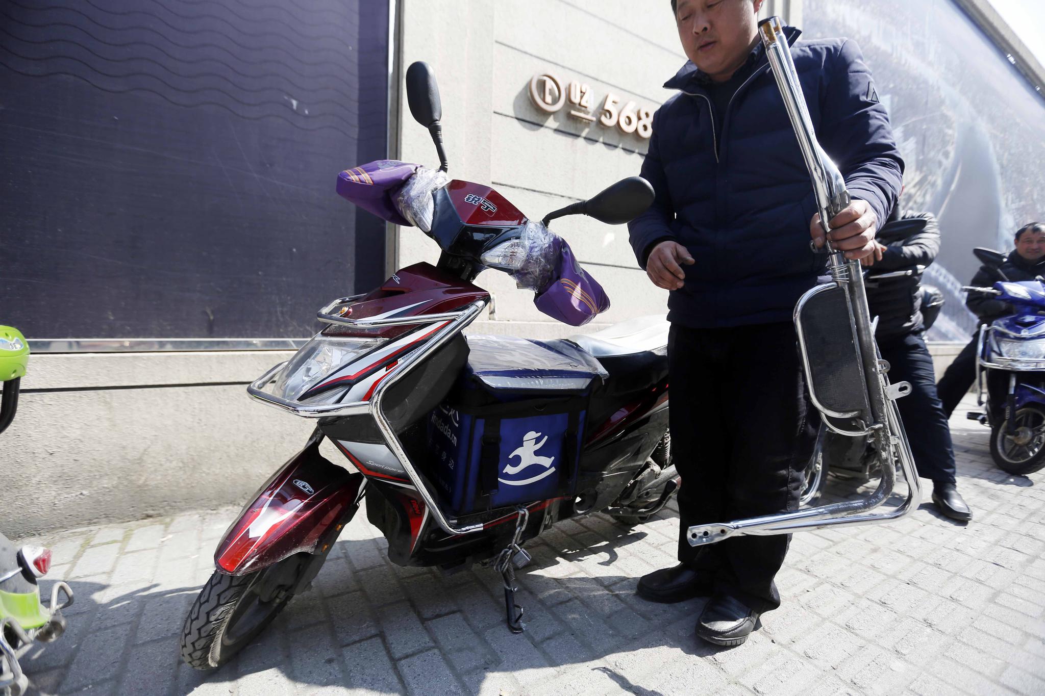 非标电动车大限将至 外卖快递员忙上牌照