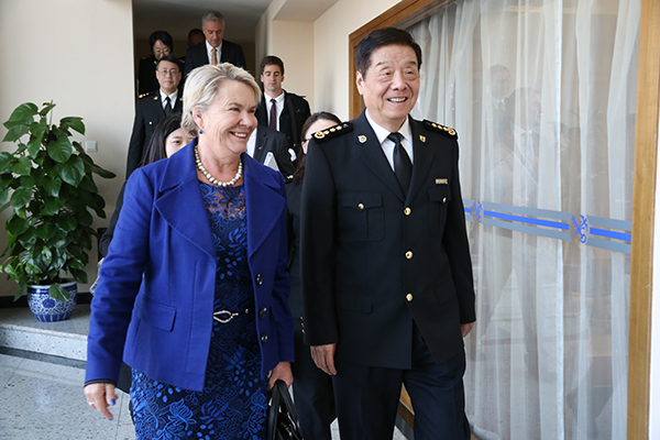 于广洲在署与新西兰海关部长妮基·瓦格纳举行