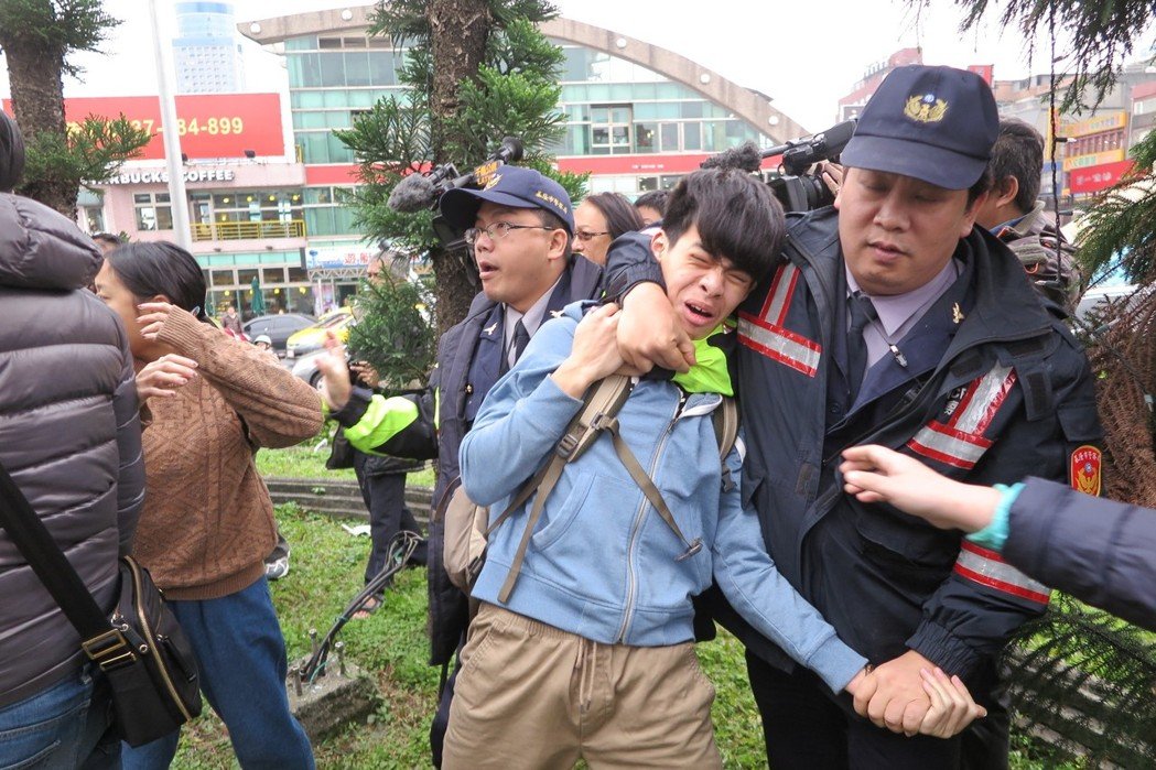 “台独”社团欲拆蒋介石铜像 殴打警察却喊“警察打人” “台独”社团强拆蒋介石铜像 殴打警察却喊“警察打人”(图片来源:台湾《联合报》)