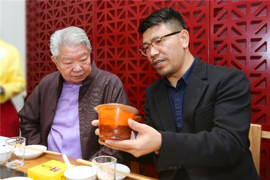 食神蔡澜郑州直播吃火锅 近80万网友围观