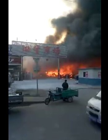 北京朝阳区来广营一旧货市场发生火灾