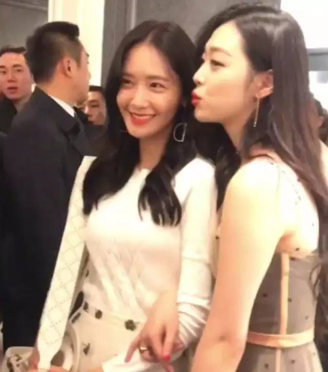 前几天,某贵牌在韩国首尔办活动,允儿崔雪莉都去参加 这两个大美女