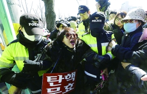 朴槿惠支持者上街示威游行。