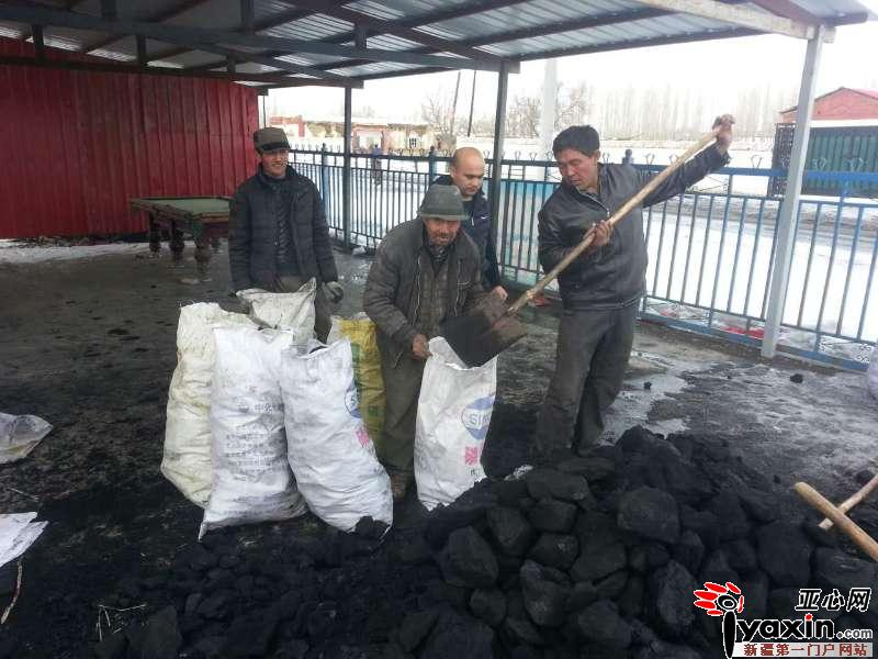新疆额敏县卫计委驻村工作队为困难群众发放暖