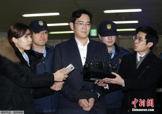 当地时间2017年2月22日，韩国三星电子副会长李在镕（中）被押往位于首尔的特检组办公室接受问讯。