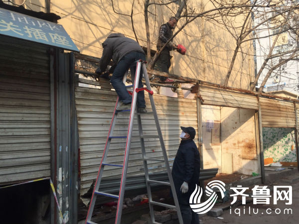 现场|济南西市场纬十一路小吃街被拆除