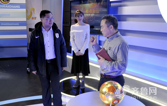鲁能副总韩荣参观山东体育频道超级赛场演播室