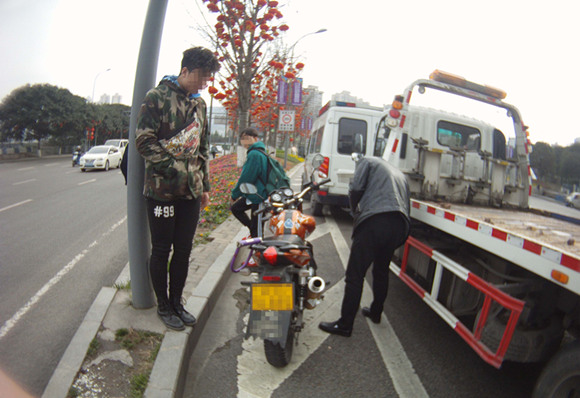 15岁小鲜肉骑改装摩托车上学 无证驾驶竟问 警