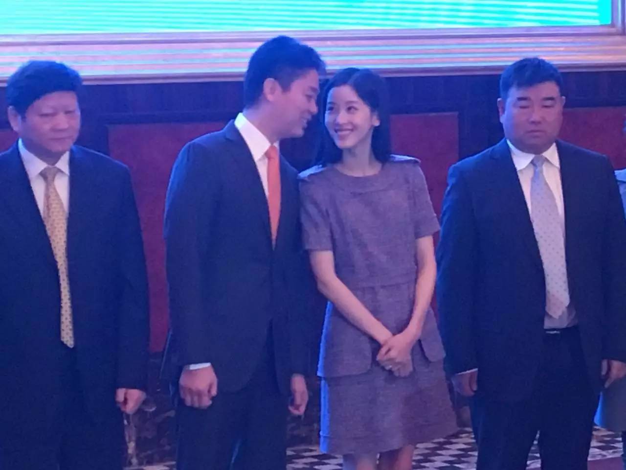 刘强东章泽天为家乡捐款1亿慈善家投资达人奶茶妹妹有多少身份