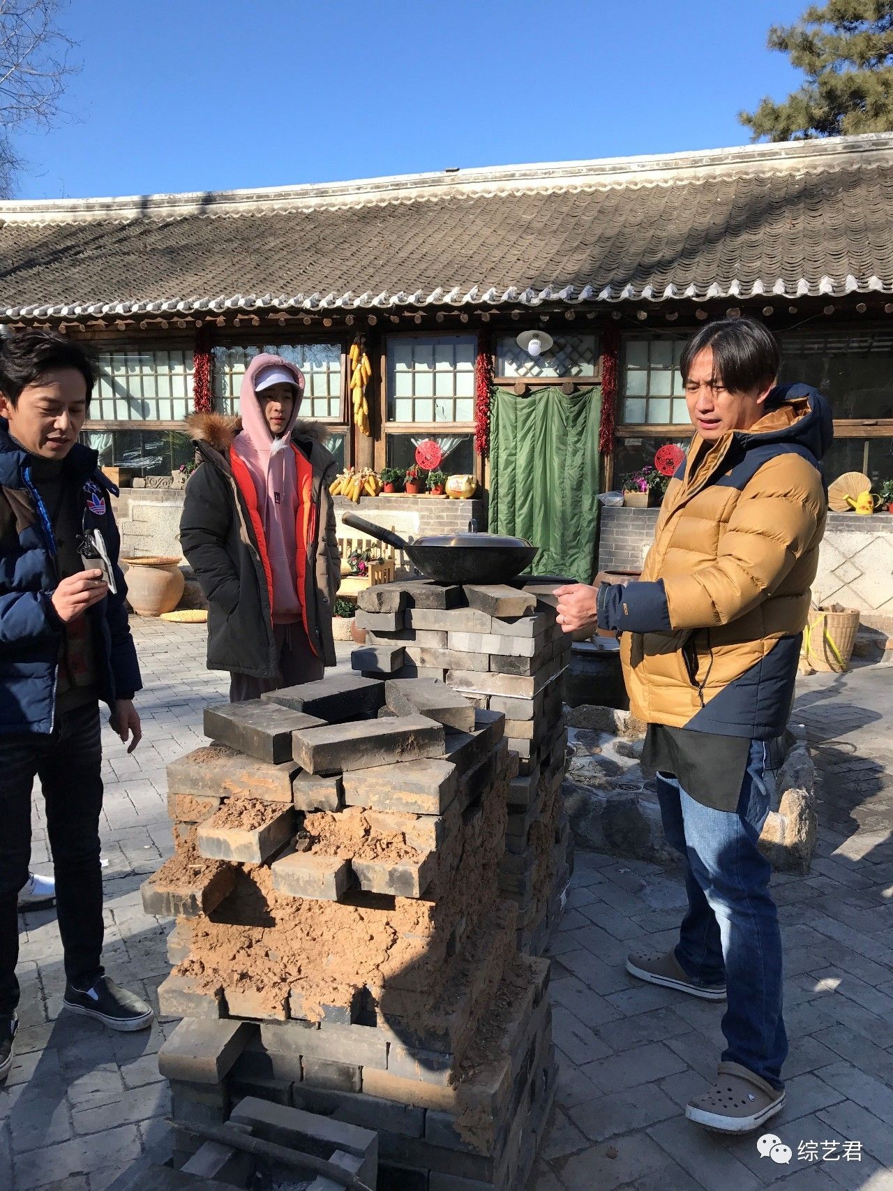 去了趟这节目 何炅免费主持黄磊做饭还相了个