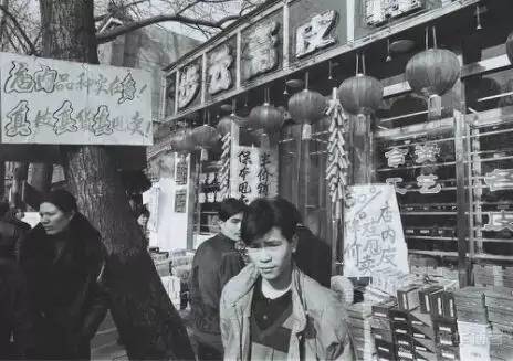 ▲1993年,北京西单路口,店铺甩卖,标榜“真皮真货”,但人们开始知道“假货”。
