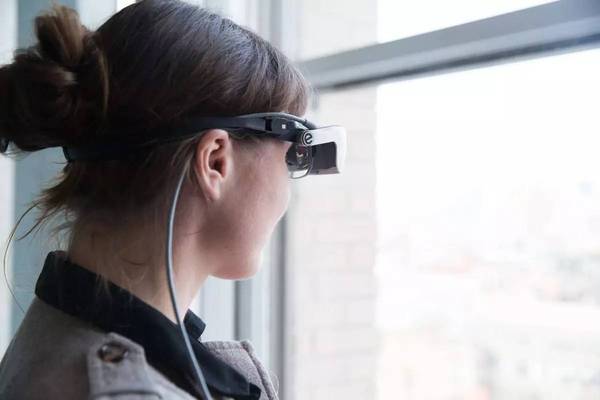 eSight3面罩式眼镜让法定盲人重见光明