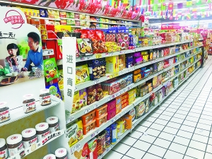 乐天玛特超市的整体布局及货品与其他超市大致相同，只有少量的韩国进口食品与之区分。