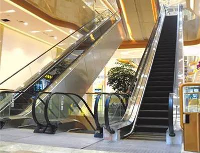 痛心!家长抱俩娃连失手,孩子从商场4楼坠亡!|超