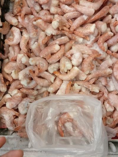 永辉超市汇龙湾店内冷冻的去头红虾
