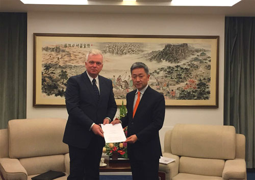 外交部礼宾司副司长张益明分别接受斯洛伐克、