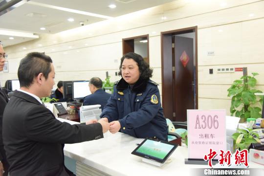 超难首考之后 南京发放首批11张网约车司机