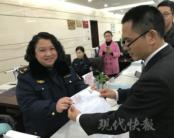 南京网约车司机有证了!5人已领到