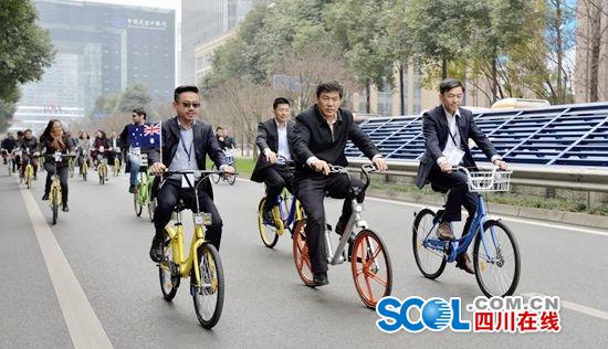 成都启动国家低碳城市试点 市长带头体验共享单车