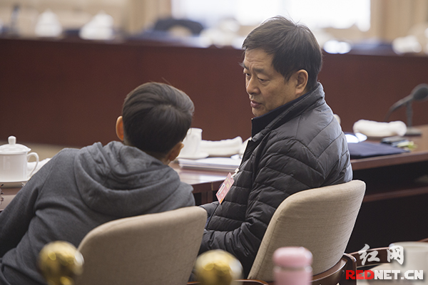 时刻新闻高清大图:政协文艺界别分组讨论首日