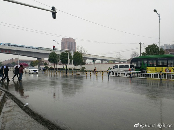 3月4日，武汉出现降雨。（图片来源：微博）
