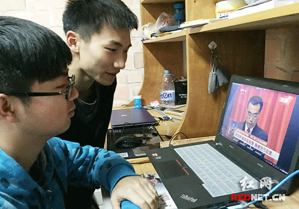 长沙理工大学师生热切关注全国两会 期待祖国