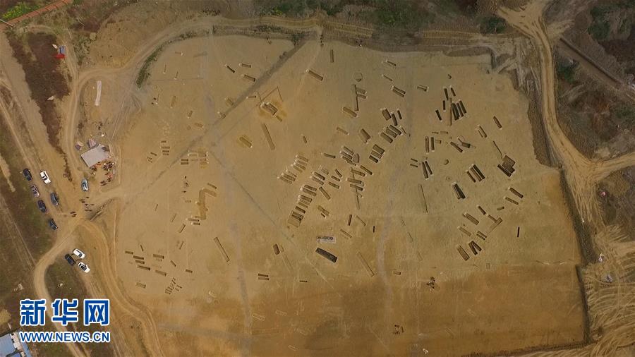 　这是位于成都市青白江区大弯镇双元村的春秋战国大型船棺墓群发掘现场（3月3日摄）。经过近一年的考古勘探和发掘，文物工作者在成都市青白江区大弯镇双元村发现近200座春秋至战国时期的船棺墓群，出土文物上千件，其中青铜器的数量多达540余件，堪称“地下青铜器宝库”。新华社记者 薛晨 摄