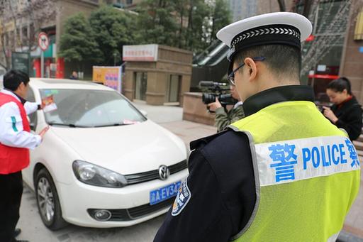 九龙坡警方开展学雷锋志愿服务活动 20名志愿