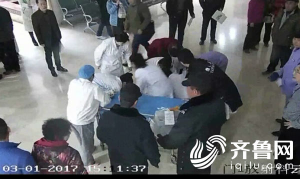 监控实拍:烟台男子抽搐倒地 医院十分钟生死营