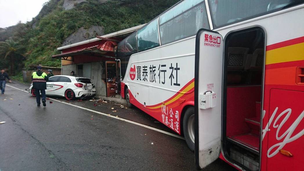 游览车冲撞民宅。（图片来源：台湾《联合报》）