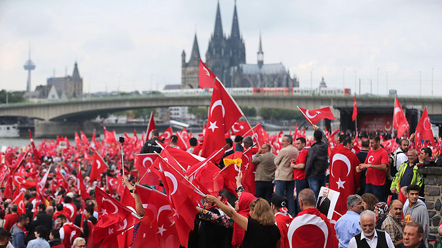 德国取消土耳其侨民集会 埃尔多安炮轰德国像