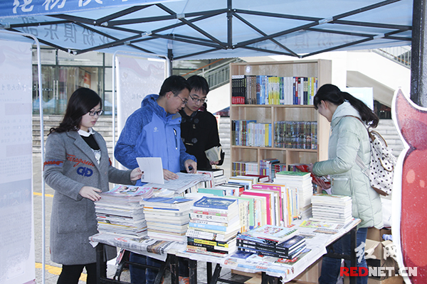 中南大学开展学雷锋主题活动 募捐爱心书籍30