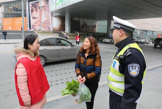 九龙坡警方开展学雷锋志愿服务活动 20名志愿