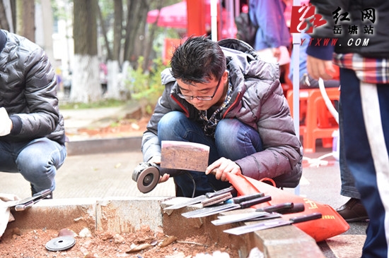 岳塘青年用实际行动续写雷锋日记(图)