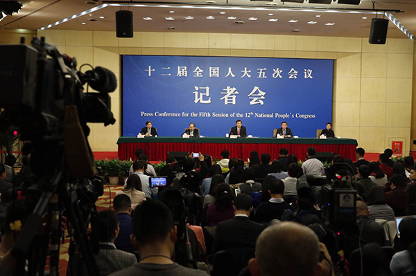 3月6日上午，十二届全国人大五次会议在梅地亚中心举行记者会。 澎湃新闻记者 赵昀 图