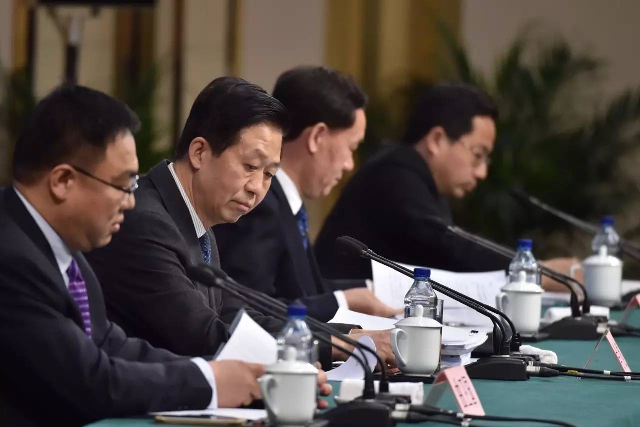 :个税起征点该提就提 政府举债不是给公务员发