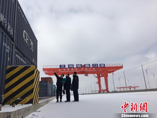 2017年2月8日,兰州海关关员在兰州新区中川北海关监管场所对“兰州号”国际货运班列集结货物进行监管作业。兰州海关供图