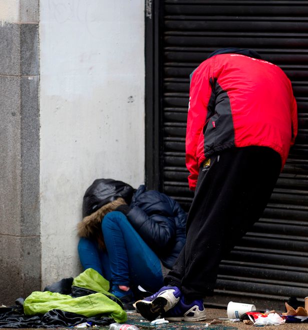 毒品香料危害:英流浪汉精神萎靡如行尸走肉