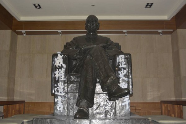 蒋介石铜像遭喷漆。（图片来源：台湾“东森新闻云”）