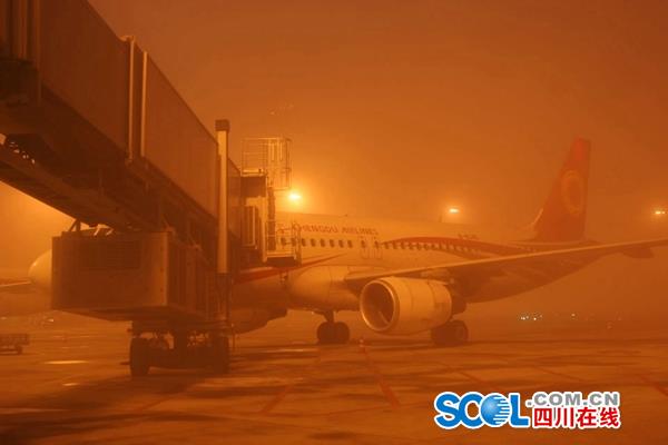 大雾袭击成都机场 上万名旅客出行受阻