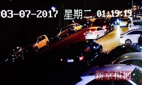 1点19分,奥迪车突然启动,向南开去。这时,一辆黑色轿车和一辆白色轿车一前一后,对奥迪车进行夹击,另外一辆黑色轿车也从左侧逼停奥迪车。视频翻拍。新京报记者 李强 摄