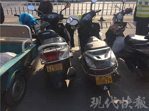 女子骑摩托被查 丈夫闻讯赶来补刀