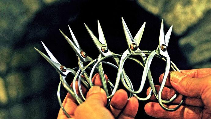 300多年的“张小泉”剪刀拼不过100年的瑞士军刀?“老字号”如何做出“新时髦”_新浪新闻