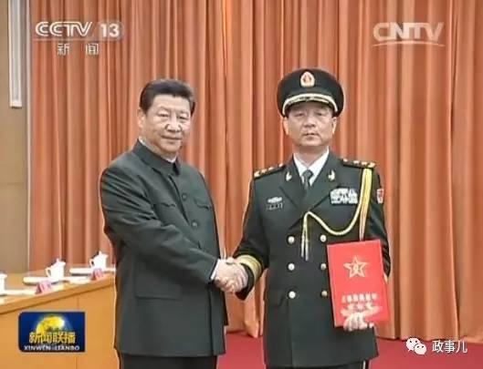 习近平向晋升上将的赵宗岐颁发命令状