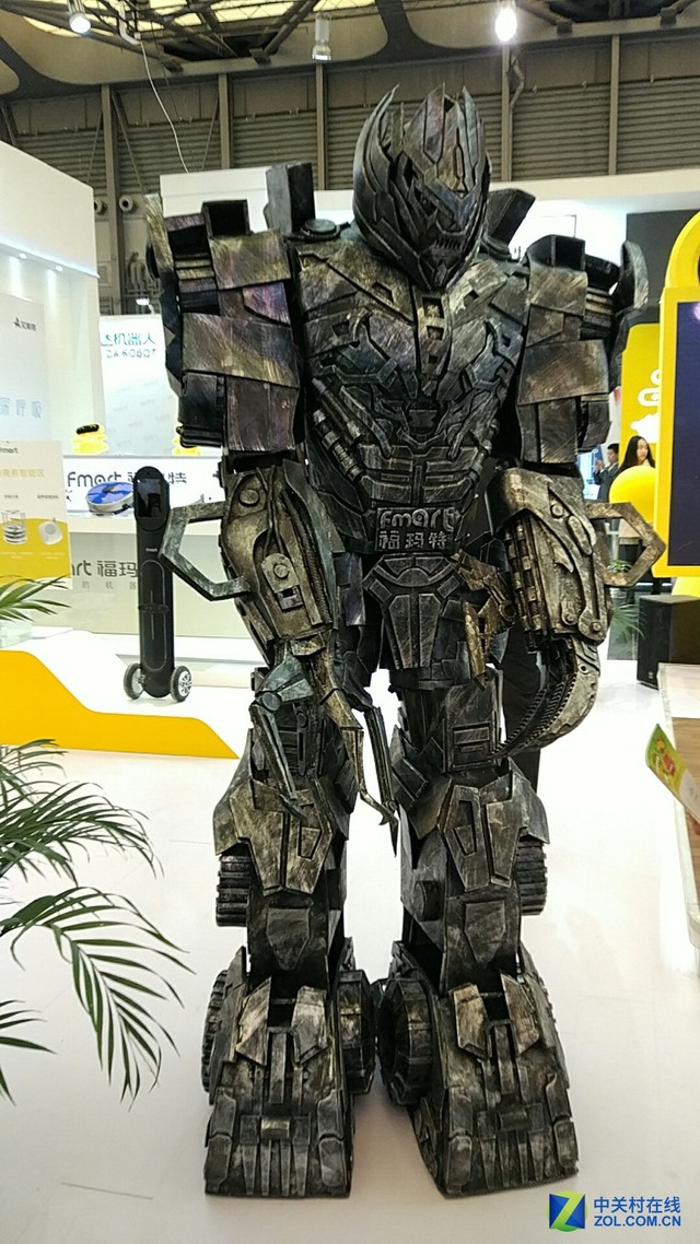 福玛特通过逼真的COSPLAY来聚集人气
