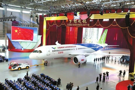 2015年11月，C919大型客机首架机在上海总装下线。