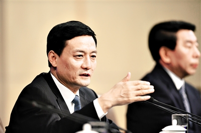 国资委主任肖亚庆等就“国企改革”答记者问。3月9日，十二届全国人大五次会议新闻中心举行记者会，邀请国务院国有资产监督管理委员会主任肖亚庆、副主任张喜武、副主任黄丹华和副秘书长、新闻发言人彭华岗就“国企改革”的相关问题回答中外记者的提问。图为：肖亚庆在回答问题。新华社记者 陈晔华 摄