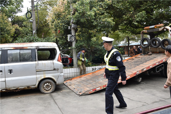 延平交警开展僵尸车集中清理行动