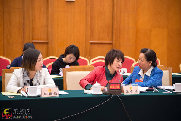 全国人大代表杨娟娟(左,全国人大代表张青娥(中,全国人大代表
