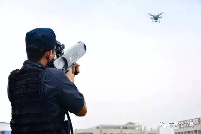 ▲警方使用无人机干扰器防控违规飞行的无人机。&nbsp;&nbsp;&nbsp;&nbsp; 网络图片